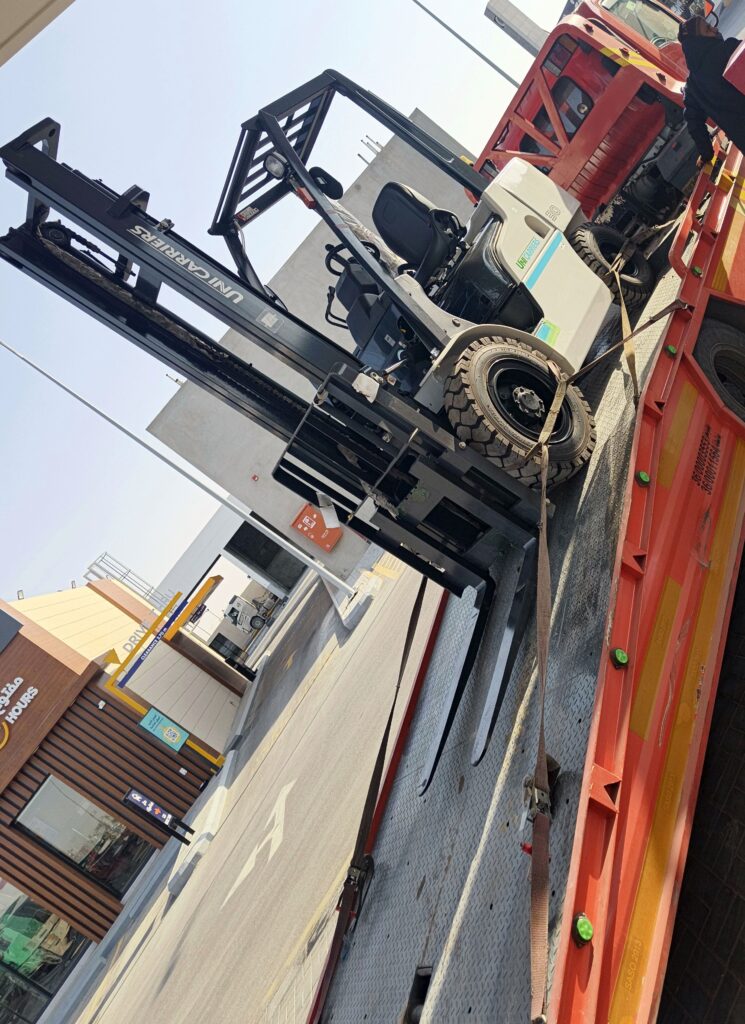 Professional flatbed towing truck in Riyadh Saudi Arabia - Sathaksa